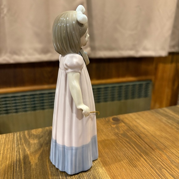 NAO "Girl with Violin" Retired figurine #1034 - Picture 2 of 7